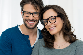 man en vrouw dragen brillen uit de laatste trends